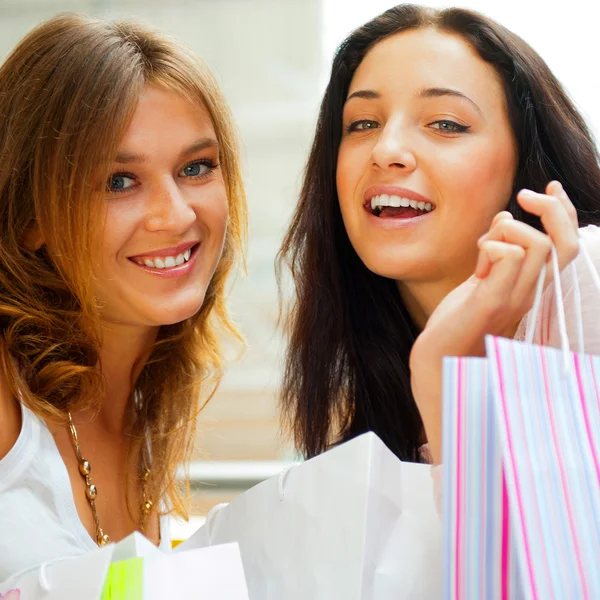 Two excited shopping woman together inside shopping mall. Horizo — Stock Photo, Image