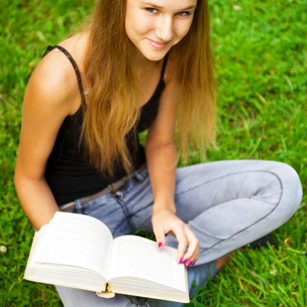 Όμορφη φοιτήτριας σε εξωτερικούς χώρους με ένα βιβλίο στο πάρκο πανεπιστημιούπολη — Φωτογραφία Αρχείου