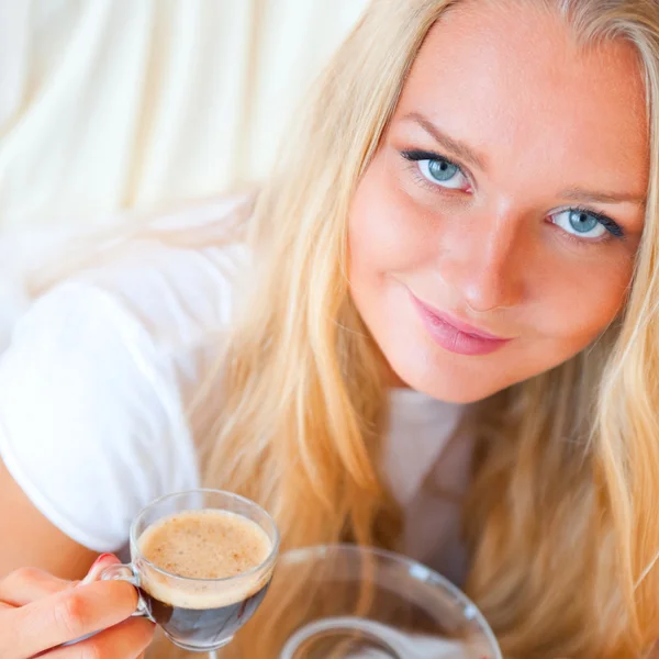 コーヒーのカップを持つかなり若い女性のクローズ アップの肖像画 — ストック写真