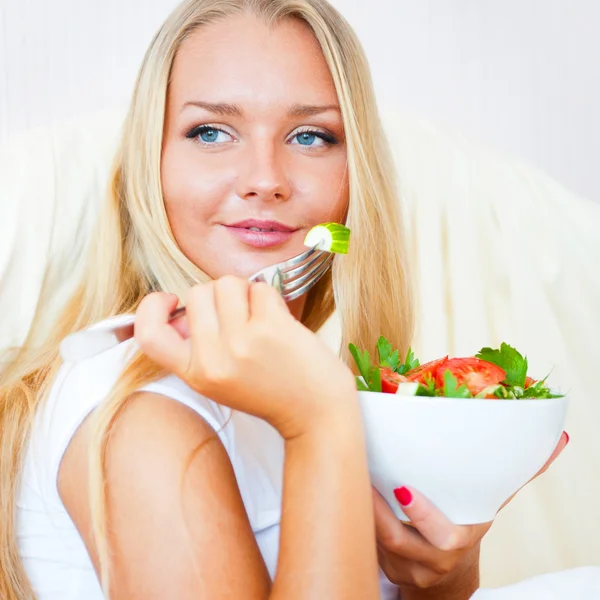 Retrato de cerca de una hermosa chica delgada comiendo comida saludable — Foto de Stock