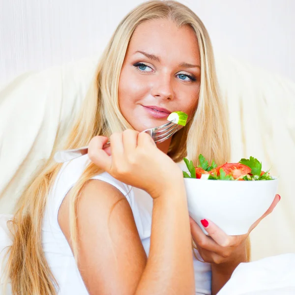 Retrato de close-up de uma bela garota delgada comendo comida saudável — Fotografia de Stock