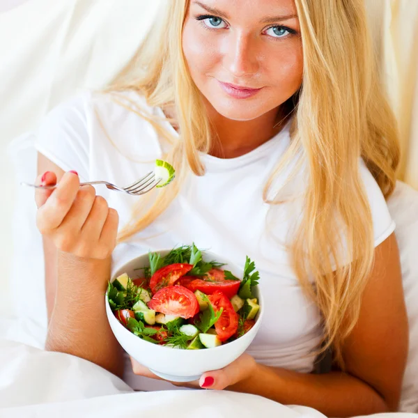 Portret zbliżenie ładny kaukaski kobieta o zdrowej diety — Zdjęcie stockowe