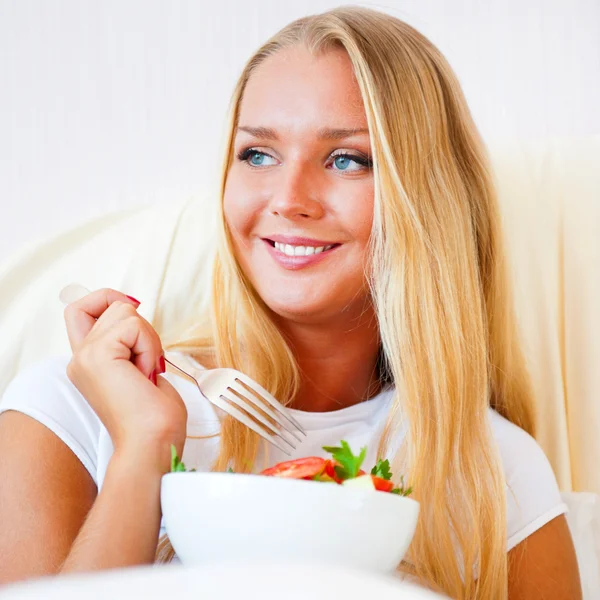 Primo piano ritratto di una bella ragazza snella che mangia cibo sano — Foto Stock