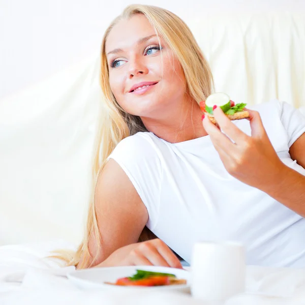 ベッドで朝食を持っている女性。健康的なコンチネンタル ・ ブレックファースト。ca — ストック写真