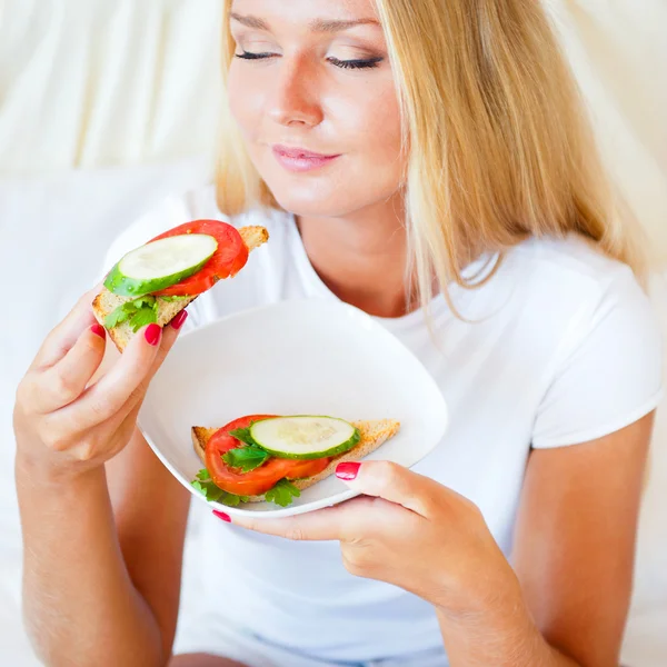 Woman having breakfast in bed. Healthy continental breakfast. Ca — Stock Photo, Image