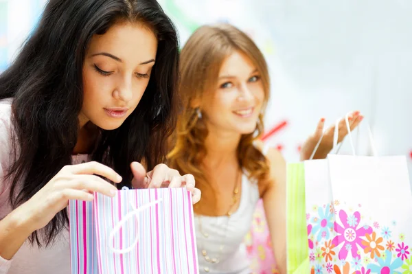 Δύο ενθουσιασμένοι ψώνια γυναίκα που στηρίζεται σε πάγκο στο εμπορικό κέντρο. Lo — Φωτογραφία Αρχείου