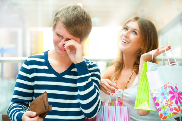 Vrouw kan niet stoppen met winkelen bij mall — Stockfoto