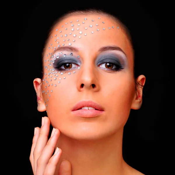 Porträtt av ung vacker kvinna med kristaller på face - isolat — Stockfoto