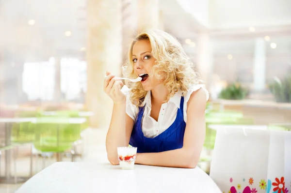 Giovane donna godendo di tempo caffè al centro commerciale caffè. Mangiare gelato — Foto Stock