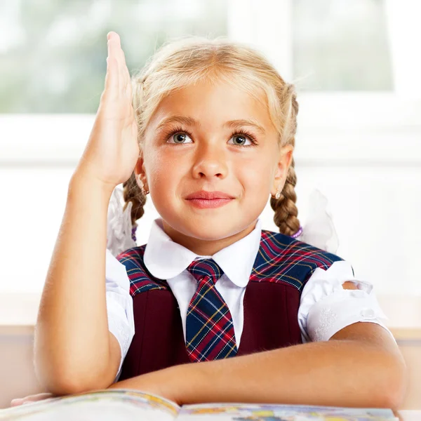 Porträtt av en ung flicka i skolan på den desk.horizontal sköt. — Stockfoto
