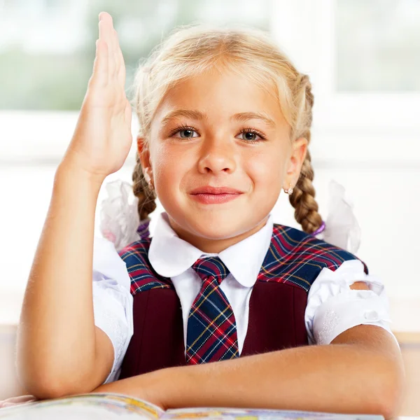 Portret van een jong meisje in school op de desk.horizontal schot. — Stockfoto