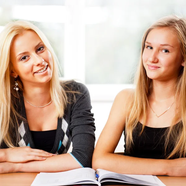 Porträtt av en ung grupp studenter uppmärksamma i klass. — Stockfoto