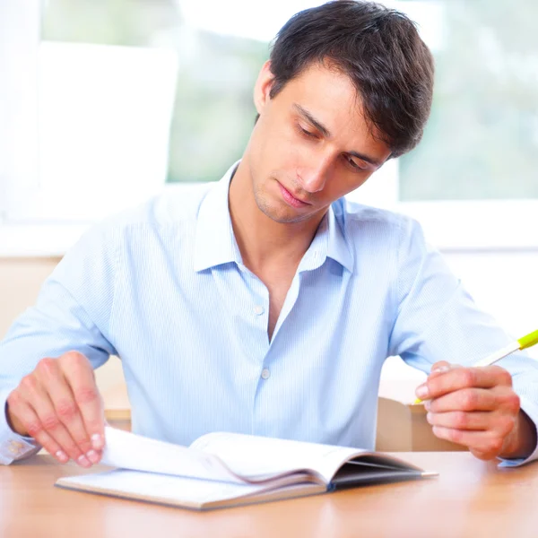 Uomo d'affari seduto in casa e scrivere piano nel suo diario — Foto Stock