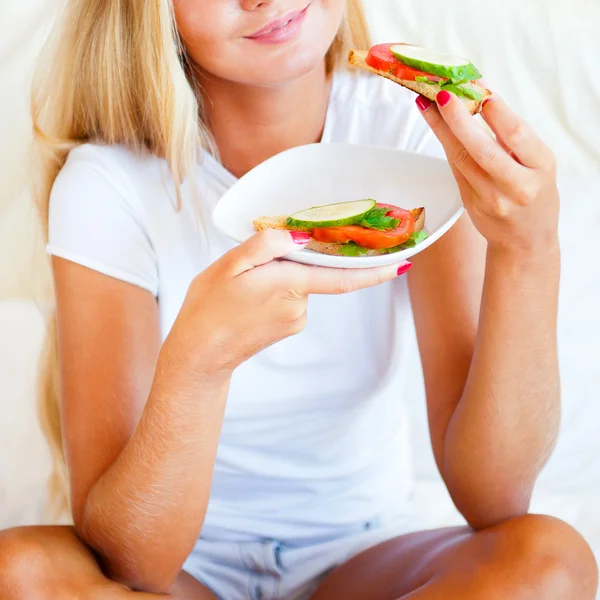 Woman having breakfast in bed. Healthy continental breakfast. Ca — Stock Photo, Image