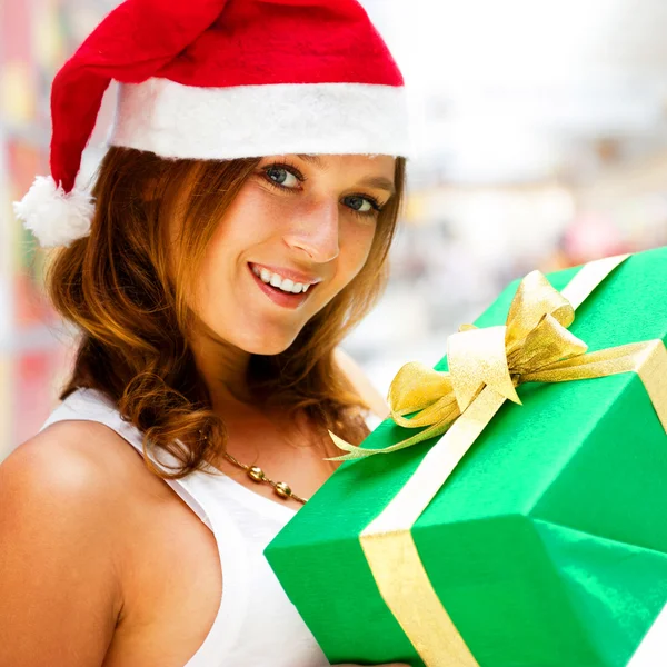 Porträtt av unga glada vackra kvinnan står inne i shopping — Stockfoto