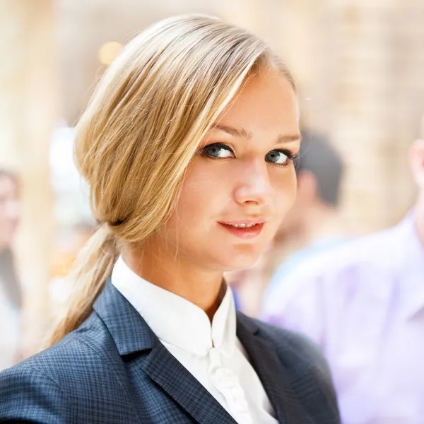Portret van een schattige zakenvrouw met collega's bij de backgro — Stockfoto