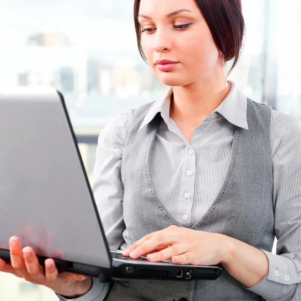 컴퓨터에서 작업 하는 동안 집중 하는 아름 다운 비즈니스 우먼 — 스톡 사진