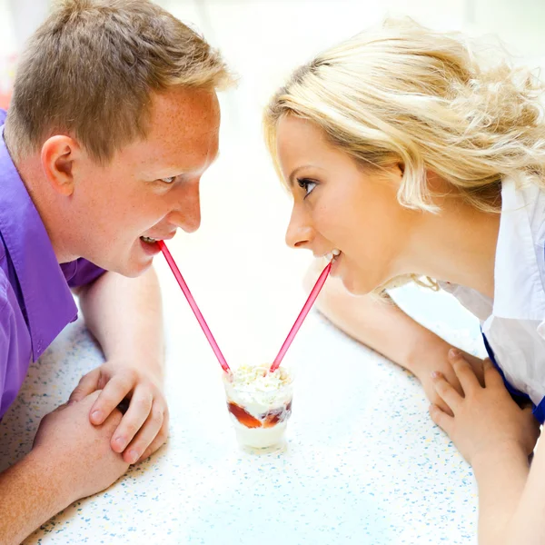 Closeup πορτρέτο του χαριτωμένο ζευγάρι στο Cafe της πόλης mall. — Φωτογραφία Αρχείου