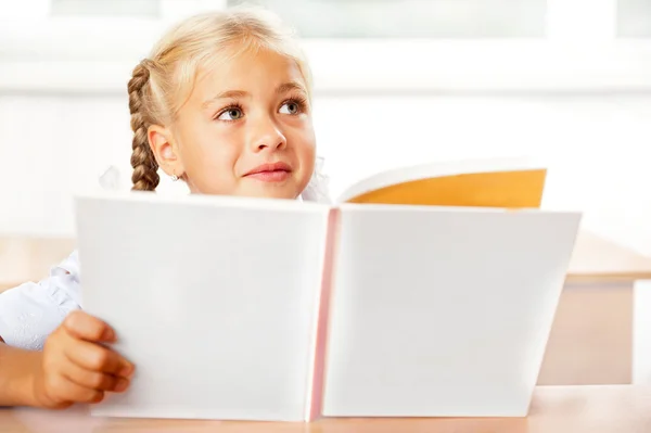 Εικόνα του έξυπνο παιδί ανάγνωση ενδιαφέρον βιβλίο στην τάξη. ΧΟΡΟΙ — Φωτογραφία Αρχείου