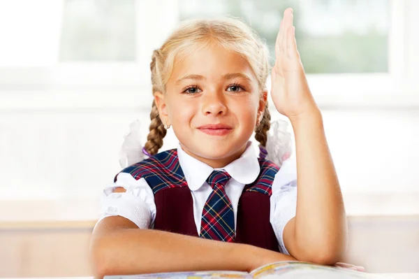 Πορτρέτο του ένα νεαρό κορίτσι στο σχολείο στο desk.horizontal το πλάνο. — Φωτογραφία Αρχείου