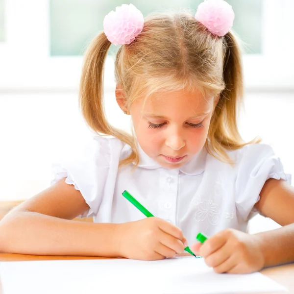 Маленькая девочка ищет концепцию рисования — стоковое фото