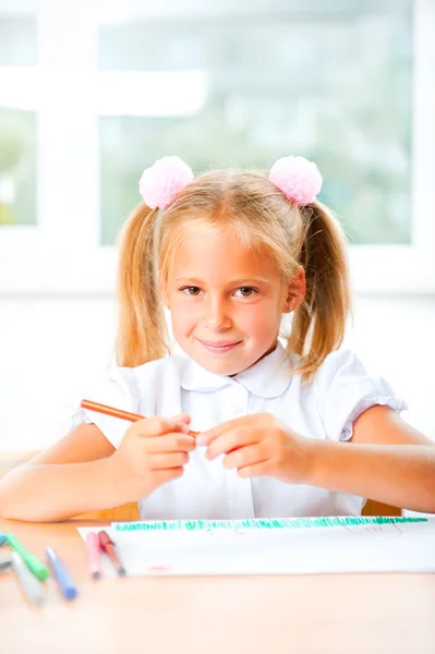 Μικρό κορίτσι ψάχνει για ένα σχέδιο έννοια πανουργία ζωγραφική εικόνα — Φωτογραφία Αρχείου