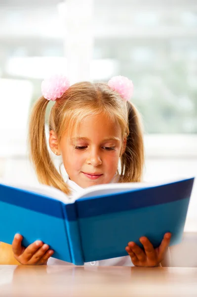 Bilden av smarta barn läsa intressant bok i klassrummet — Stockfoto