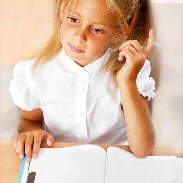 Obraz inteligentne dziecko czytając ciekawą książkę w klasie — Zdjęcie stockowe