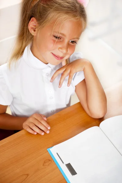 Imagen de un niño inteligente leyendo un libro interesante en el aula —  Fotos de Stock