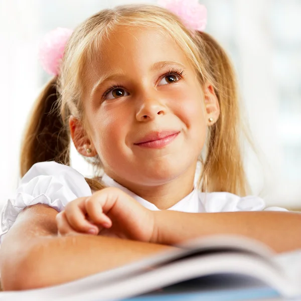 一个年轻女孩在学校在桌子的肖像. — 图库照片