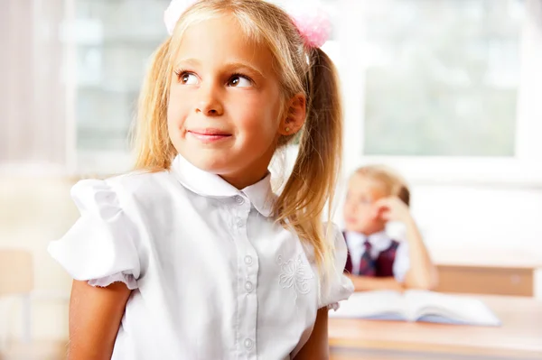 Портрет школьницы, находящейся с ней в классе в школе — стоковое фото