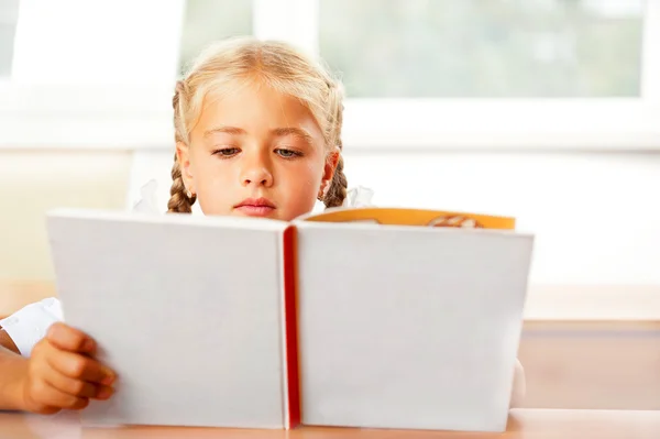 Obrazu inteligentne dziecko czytając ciekawą książkę w klasie. Höri — Zdjęcie stockowe