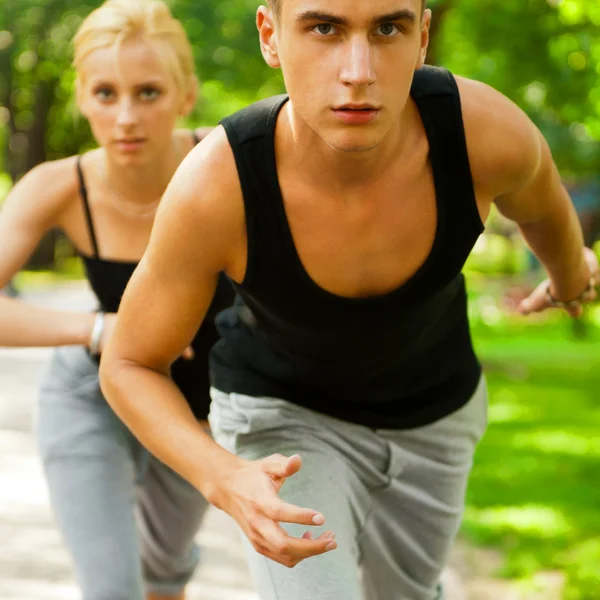 Primo piano Ritratto di giovane coppia che fa jogging nel parco — Foto Stock