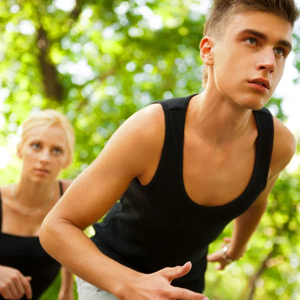 Closeup portret van jonge paar joggen in het park — Stockfoto