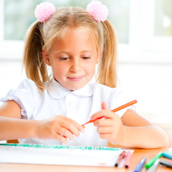 Маленькая девочка ищет концепцию рисования — стоковое фото