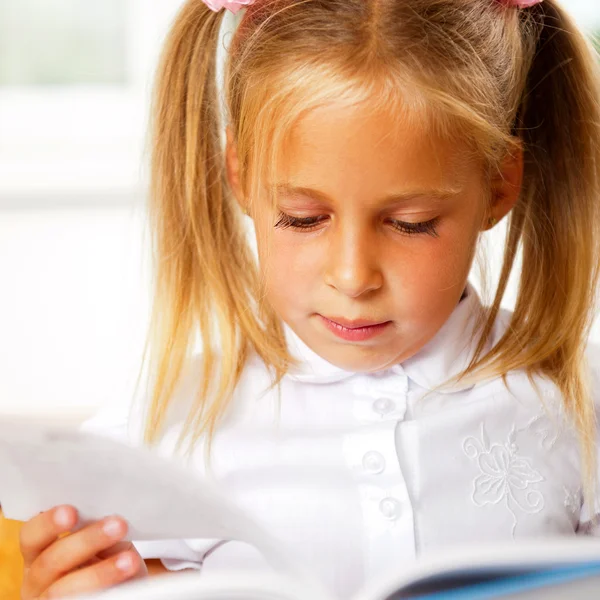 Imagen de un niño inteligente leyendo un libro interesante en el aula — Foto de Stock