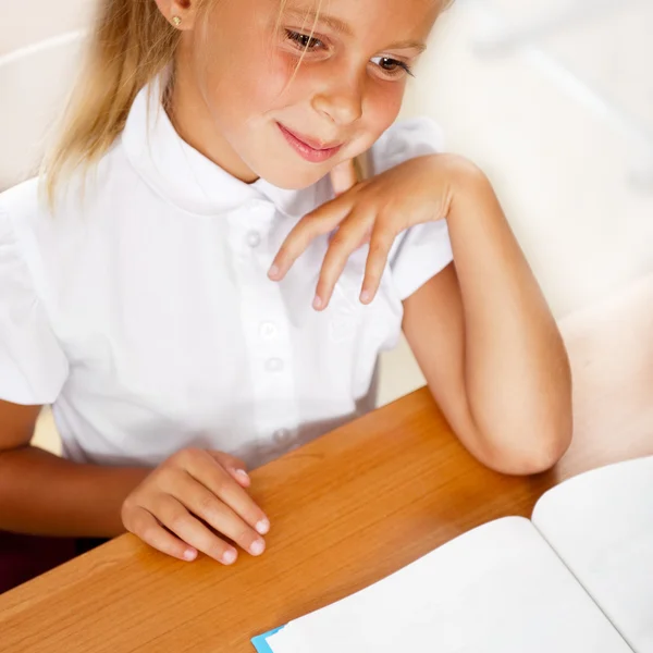 Imagen de un niño inteligente leyendo un libro interesante en el aula — Foto de Stock
