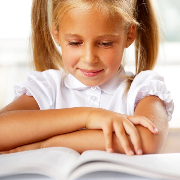 Εικόνα του έξυπνο παιδί ανάγνωση ενδιαφέρον βιβλίο στην τάξη — Φωτογραφία Αρχείου