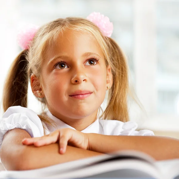 Πορτρέτο του ένα νεαρό κορίτσι στο σχολείο, στο γραφείο. — Φωτογραφία Αρχείου