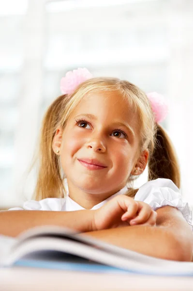 Πορτρέτο του ένα νεαρό κορίτσι στο σχολείο, στο γραφείο. — Φωτογραφία Αρχείου