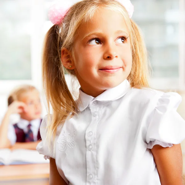 Portrét školačka v učebně ve škole s ní — Stock fotografie
