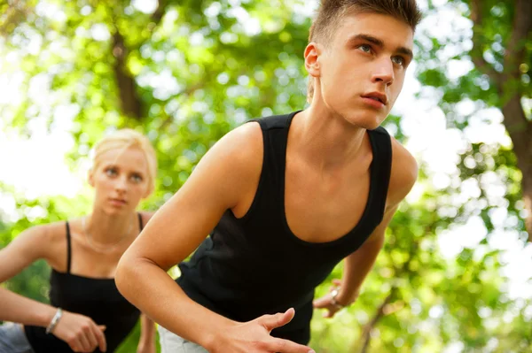 Primo piano Ritratto di giovane coppia che fa jogging nel parco — Foto Stock