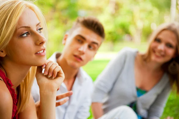 Retrato de tres jóvenes adolescentes riendo y divirtiéndose — Foto de Stock