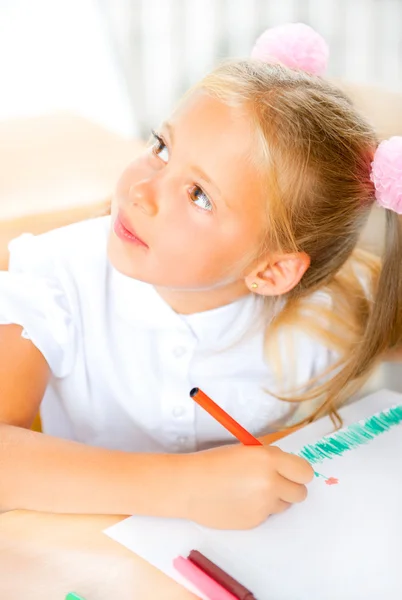 Маленькая девочка ищет концепцию рисования Лицензионные Стоковые Фото