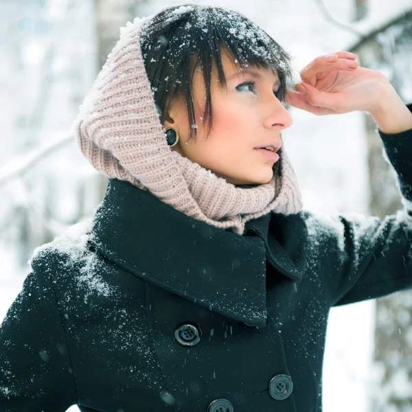 Portret van jonge mooie vrouw staan in winter park — Stockfoto