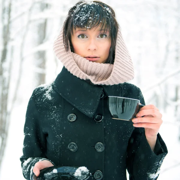 Portrét mladé krásné ženy stojící sám v zimě parku — Stock fotografie