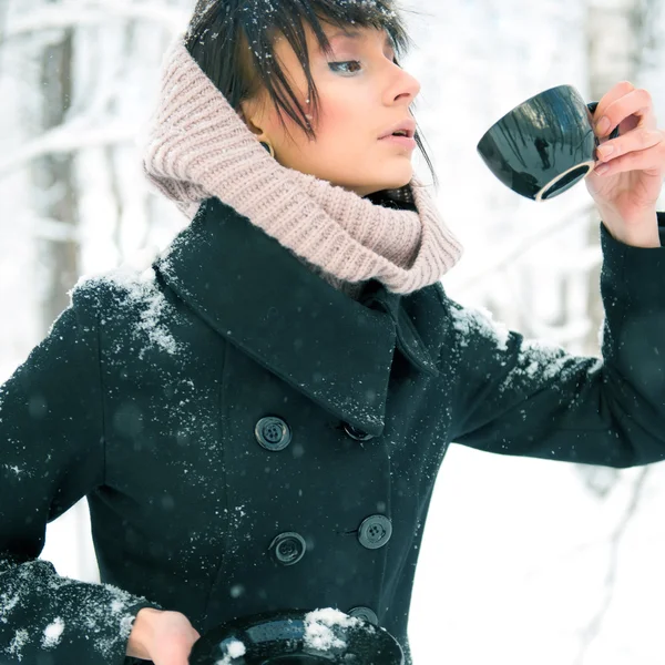Portrait de jeune belle femme debout seule dans le parc d'hiver — Photo