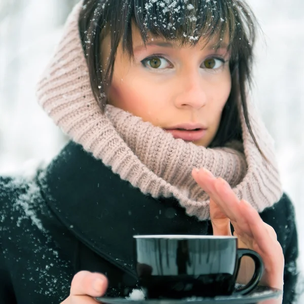 Porträtt av ung vacker kvinna som står ensam i Vinterparken — Stockfoto