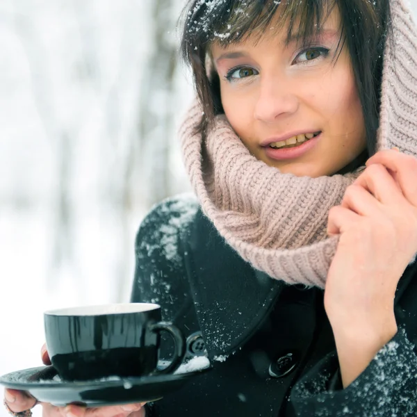 Ritratto di giovane bella donna in piedi da sola nel parco invernale — Foto Stock