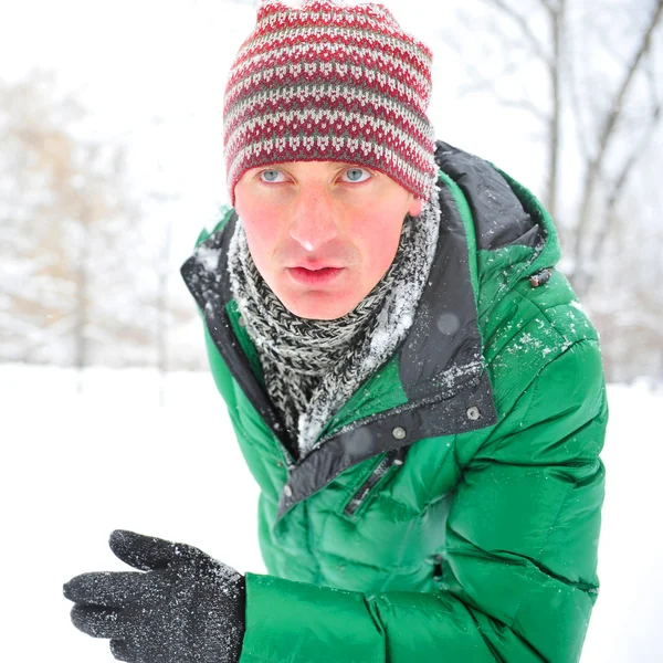 Detailní portrét mladého muže, v zimě parku — Stock fotografie